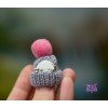 Брошь "Серая шапочка". Розовый бумбон